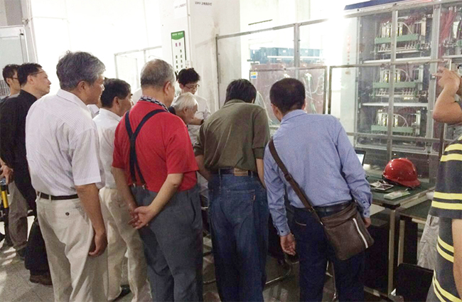 國內(nèi)知名電源行業(yè)專家到禾望電氣參觀訪問 (2).jpg