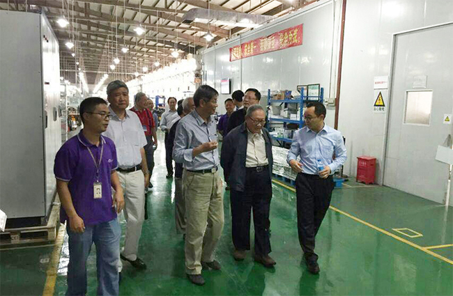 國內(nèi)知名電源行業(yè)專家到禾望電氣參觀訪問 (3).jpg