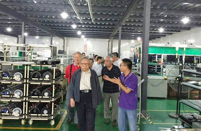 國內(nèi)知名電源行業(yè)專家到禾望電氣參觀訪問 (4).jpg